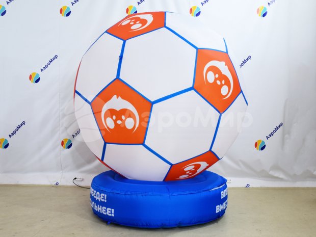 Футбольный мяч на опоре Футбольный мяч на опоре