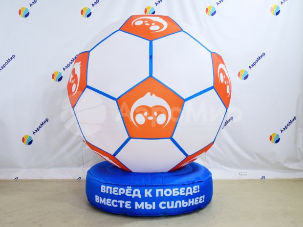 Футбольный мяч на опоре Футбольный мяч на опоре