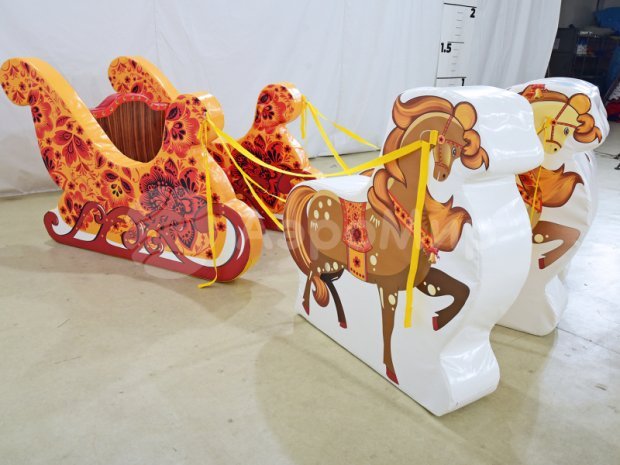 Фотозона Сани с лошадками Фотозона Сани с лошадками