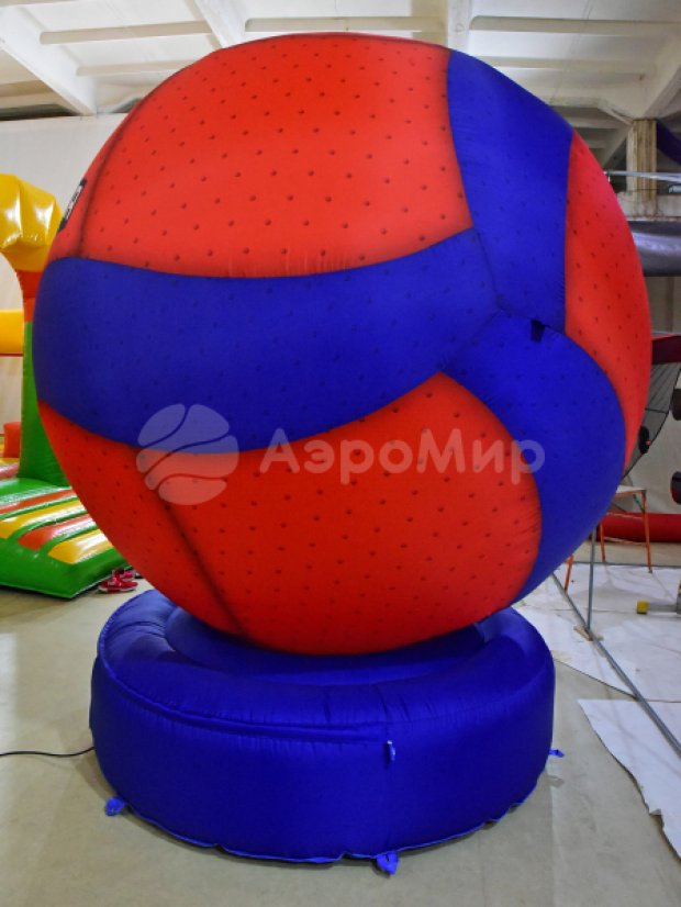 Футбольный мяч на опоре Футбольный мяч на опоре