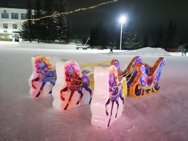 Фотозона Сани с лошадками Фотозона Сани с лошадками