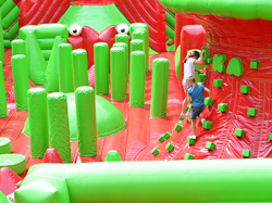 Надувные батутные комплексы и арены