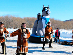 Надувные фигуры животных, символы и образы предметов (ключи, отвертка, бочка, упаковка)