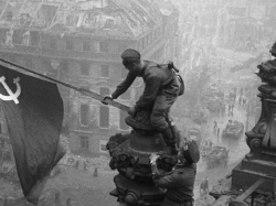 Советские воины водрузили Знамя Победы над рейхстагом в Берлине