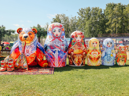 Надувные матрешки в обновленном современном дизайне на празднике Хлеба Сибири.