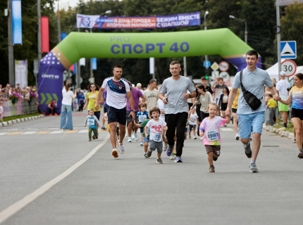 Брендированная надувная арка «Спорт 40» для спортивного праздника и семейного забега в Калуге.