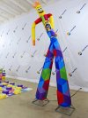 Фигура аэромена на двух ногах с логотипом