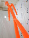 Фигура аэромена на двух ногах с логотипом