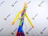 Фигура аэромена на двух ногах с логотипом