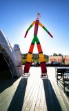 Фигура аэромена на двух ногах с логотипом