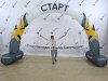Круглая надувная арка на опорах с финишной лентой