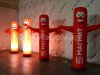 Аэромен машет рукой простой цилиндрической формы с логотипом в фирменном стиле