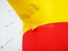 Аэромен машет рукой простой цилиндрической формы с логотипом в фирменном стиле