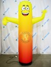 Аэромен машет рукой простой цилиндрической формы с логотипом в фирменном стиле