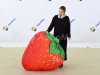 Клубника-подушка — яркий и легкий реквизит для шоу, игры и развлечений