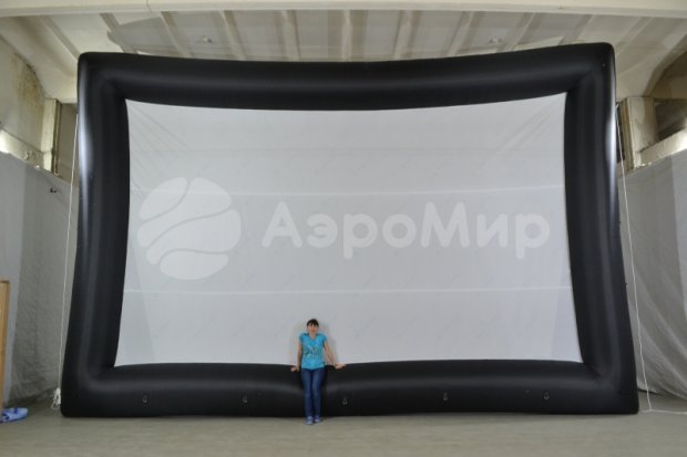 Надувной экран на опорах