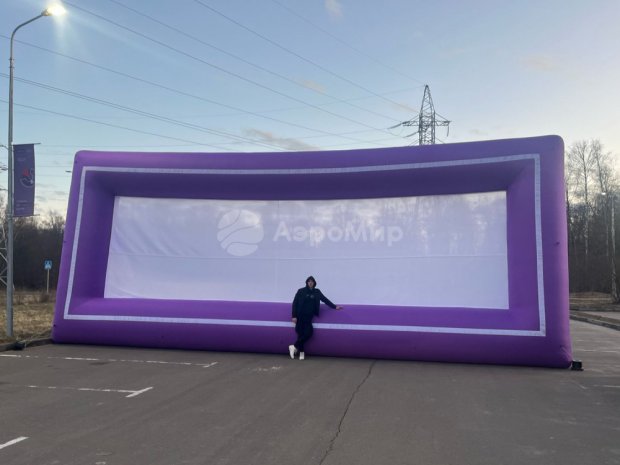 Надувной экран на опорах