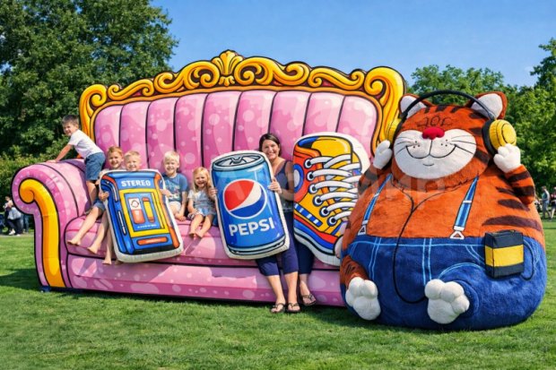 Огромный надувной диван