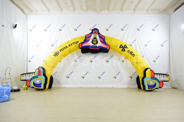 Круглая с декоративным элементом