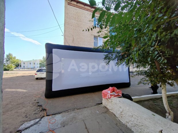 Надувной экран на опорах