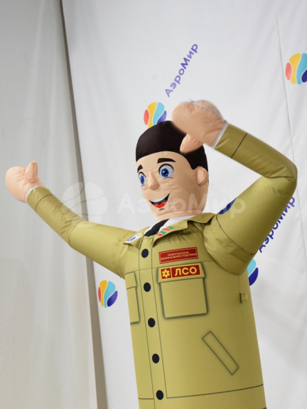 Аэромен машет рукой — средней