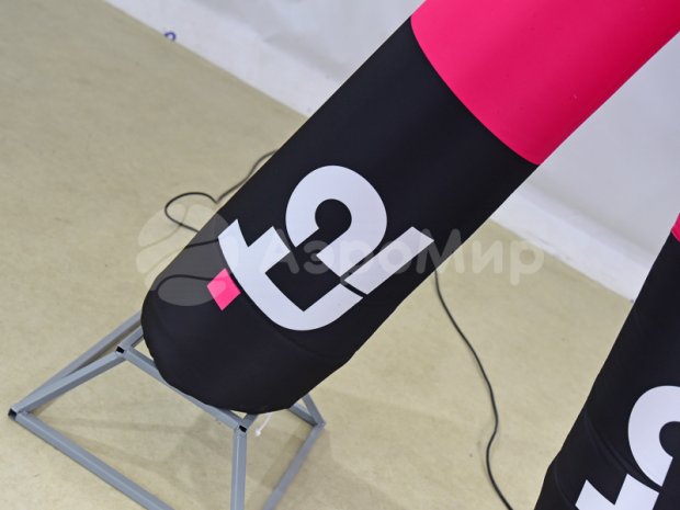 Аэромен на двух ногах — с логотипом