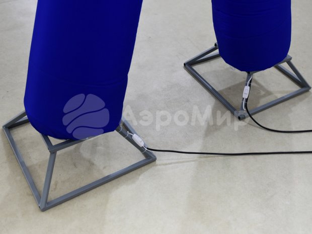 Аэромен на двух ногах — с логотипом