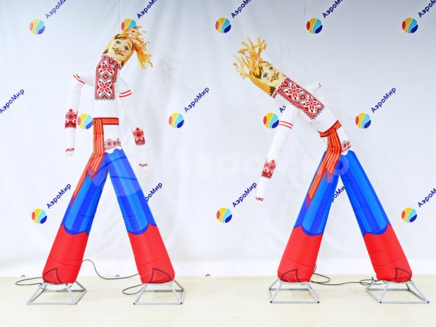 Аэромен в национальных костюмах