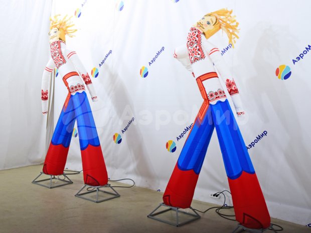 Аэромен в национальных костюмах