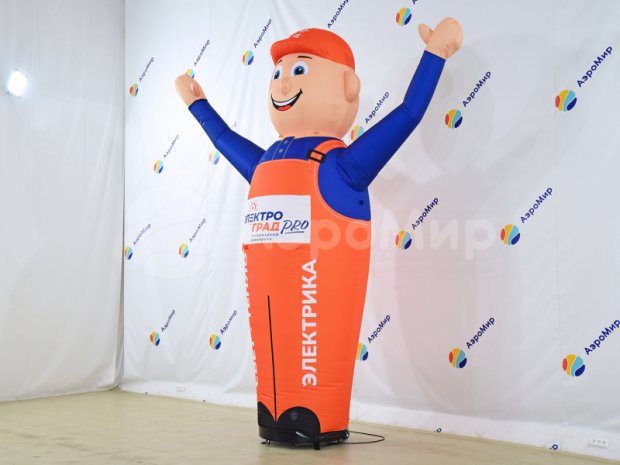 Аэромен машет рукой — средней