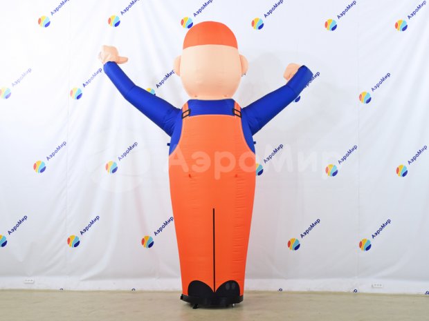 Аэромен машет рукой — средней