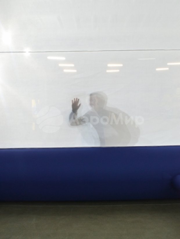 Надувной экран на опорах