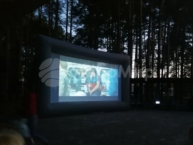 Надувной экран на опорах