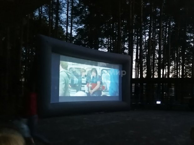 Надувной экран на опорах