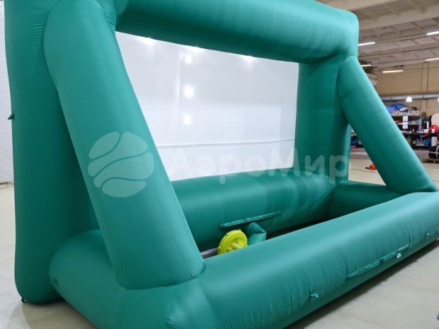 Надувной экран на опорах