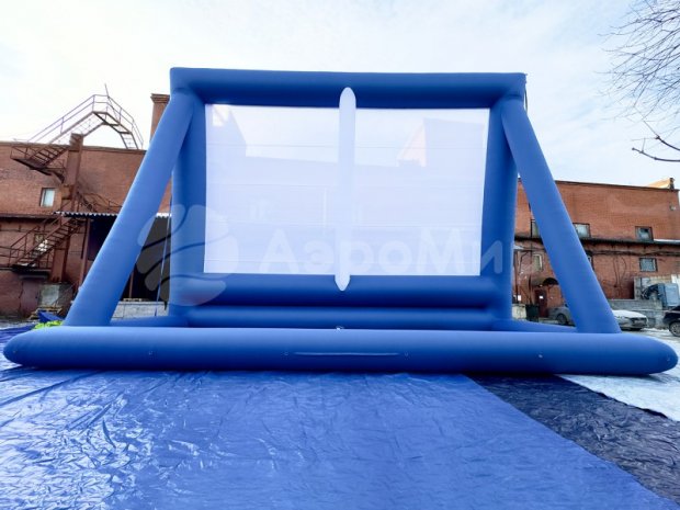 Надувной экран на опорах