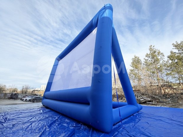 Надувной экран на опорах