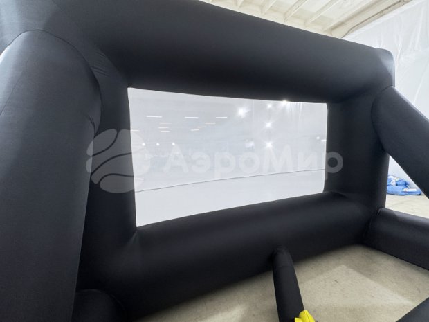 Надувной экран на опорах