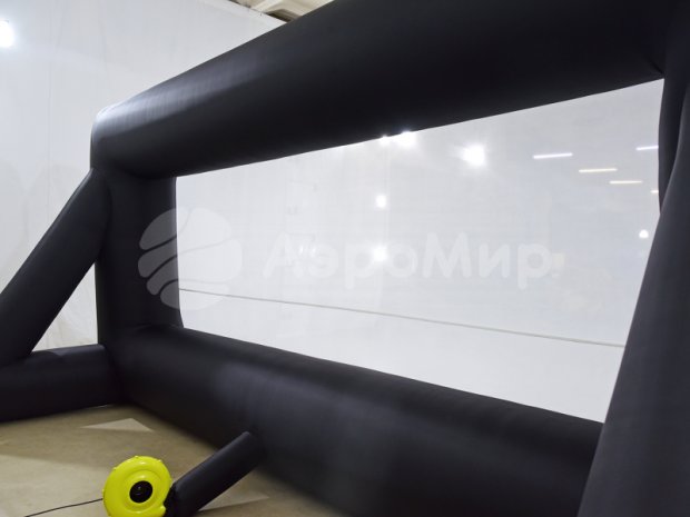 Надувной экран на опорах