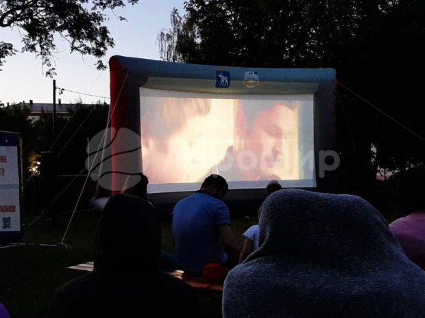 Надувной экран на опорах