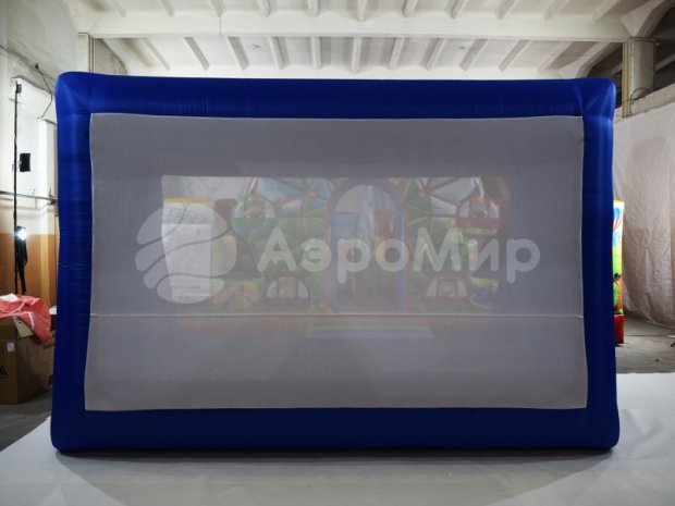 Надувной экран на опорах