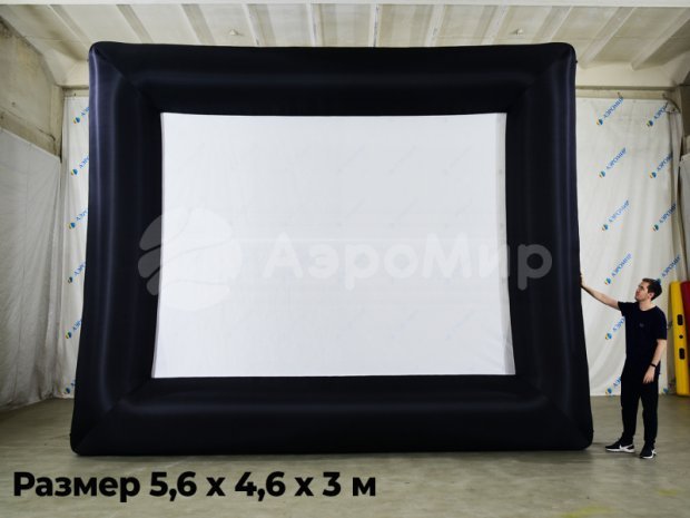 Надувной экран на опорах