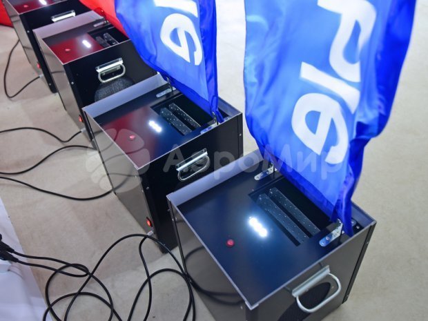 C логотипом