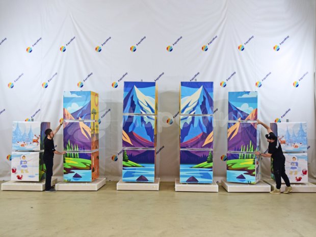 Вращающиеся кубики на опоре