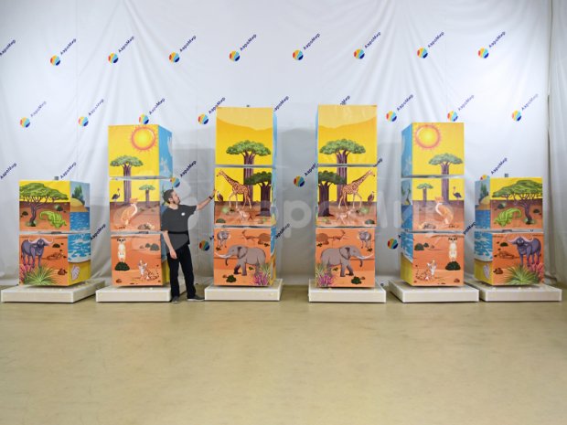 Вращающиеся кубики на опоре