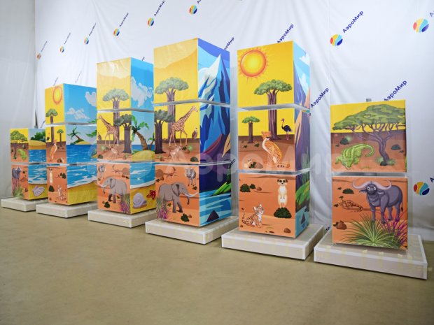 Вращающиеся кубики на опоре