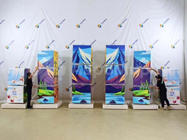 Вращающиеся кубики на опоре