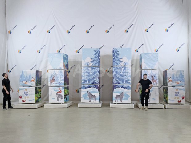 Вращающиеся кубики на опоре