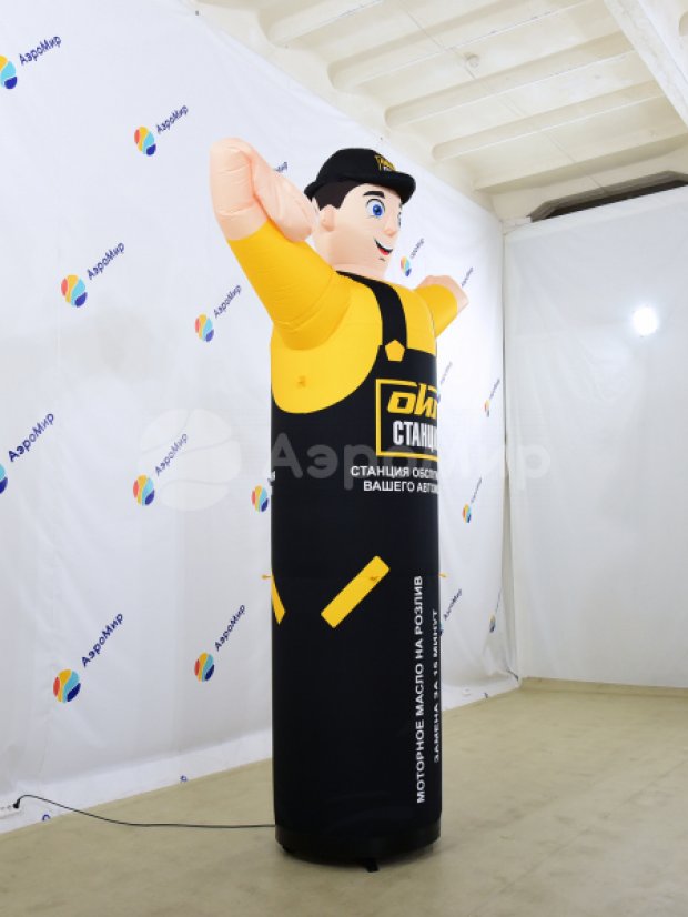 Аэромен машет рукой — средней