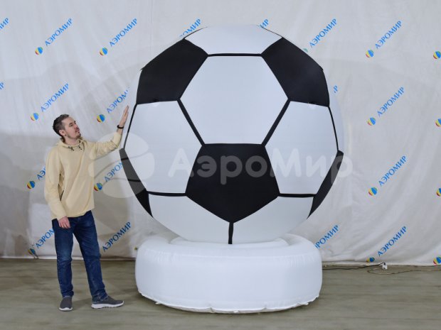 Футбольный мяч на опоре